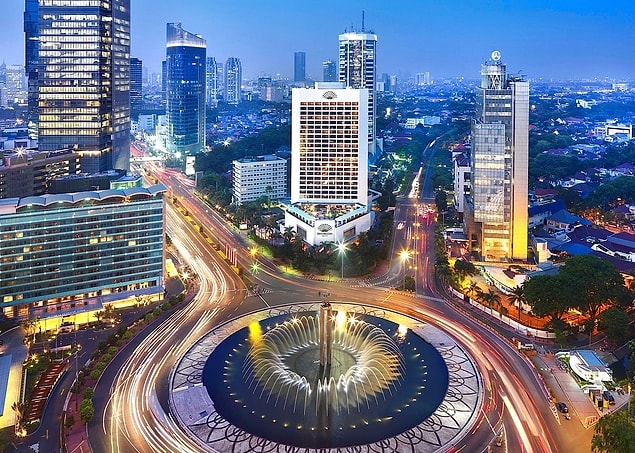 9. Endonezya'nın Jakarta kentinin geceleri ışıl ışıl.