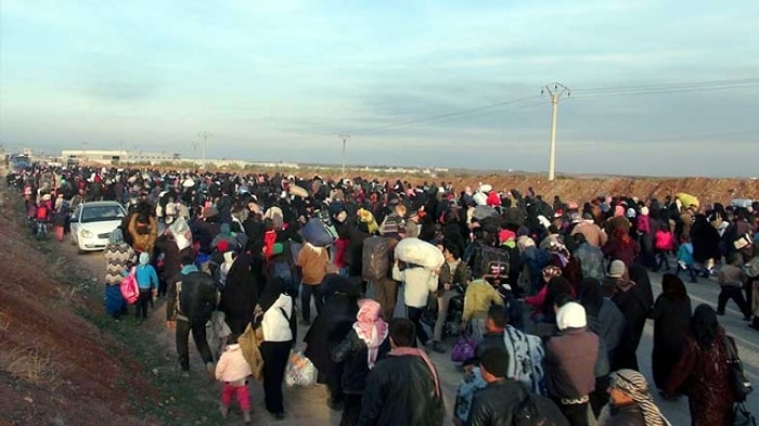 Halep'ten Kaçan Binlerce Kişi Türkiye Sınırına Yığıldı