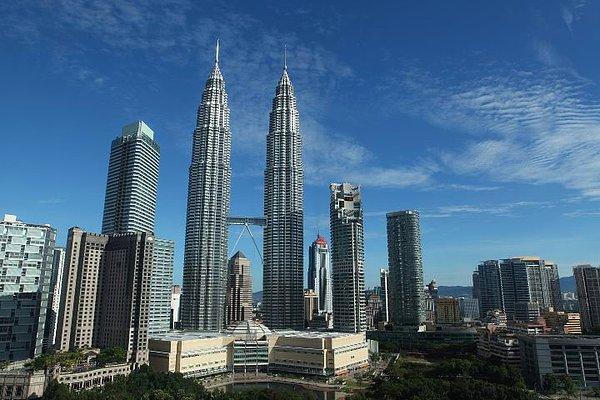 1. Malezya'nın ünlü Petronas kulelerinin yer aldığı bu fotoğrafı kim görse Malezya'ya bir gün gitme fikrine sıcak bakabilir.
