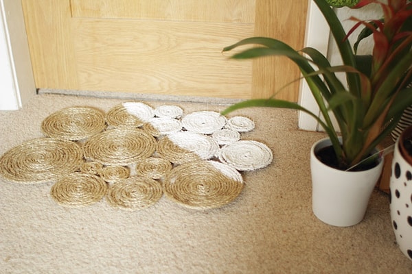 10. Сделайте коврик из подставок под горячее!