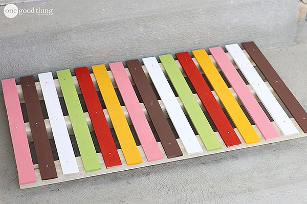 14. Сделайте коврик из частей старой деревянной мебели.