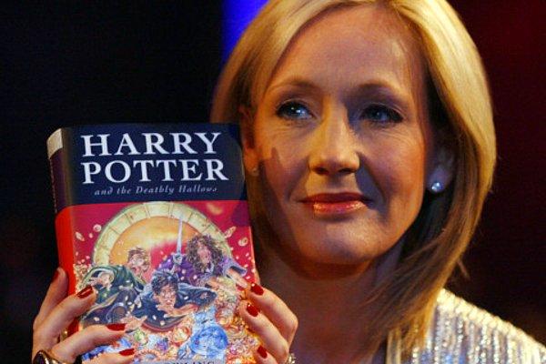 8. Rowling, Uluslarası Af Örgütü’nün Londra ofisinde sekreter olarak çalışıyordu.