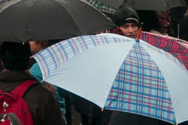 20. Когда идешь среди зонтиков: