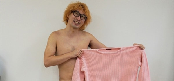 Прежде всего, этот парень, уже известный как Человек-Курица, выложил фото, где он одевается в костюм – а вдруг кто-то еще захочет повторить эксперимент?