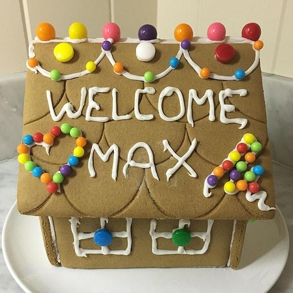 Taze anne-baba, noel zamanı doğan minik Max'in gelişini ve noeli eğlenceli bir pastayla kutladılar.