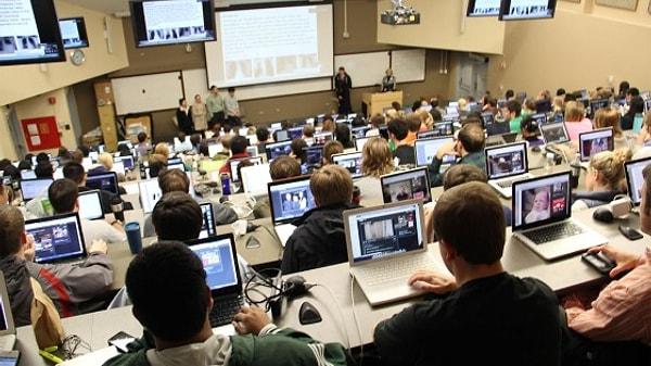 2. Henüz üniversite öncesine tam olarak sirayet etmesede, sınıflarda kayıt cihazı, laptop, tablet, vs. kullanımı çok yüksek seviyede.