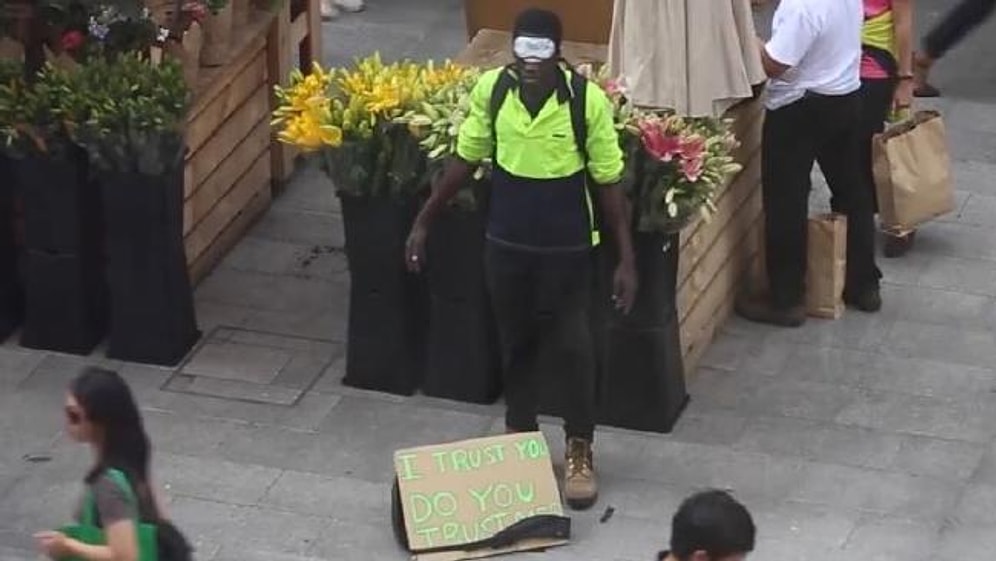 'Bana Güveniyor musun?' Sorusu ile Sarılma Deneyi Yapan İki Gençten Çarpıcı Irkçılık Gerçeği