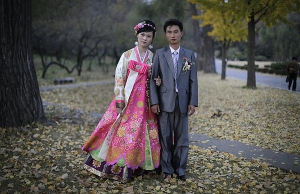 16. Kore'de gelinlerin binlerce yıldır giydiği "hanbok" isimli geleneksel kostümü içerisinde bir kadın.