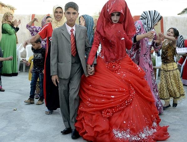 21. Geleneksel anlayışta, Iraklı bir gelin yedi farklı gelinlik giyer. Her bir elbisesi gökkuşağının bir rengini sembolize eder.