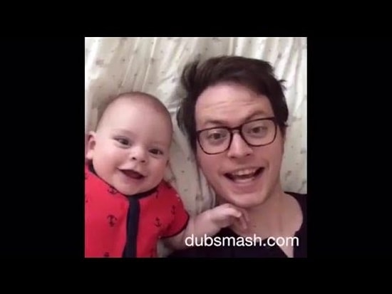 Папа с сыном снимают видео, пока мамы нет дома