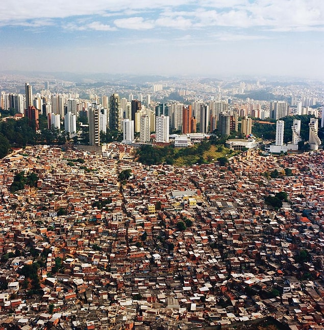 Büyüklük ve modernlik neye göre, kime göre? İki fotoğraf da São Paulo'dan, sadece kamera başka yöne bakıyor. Aslında çoğunluğu gecekondudan ibaret.