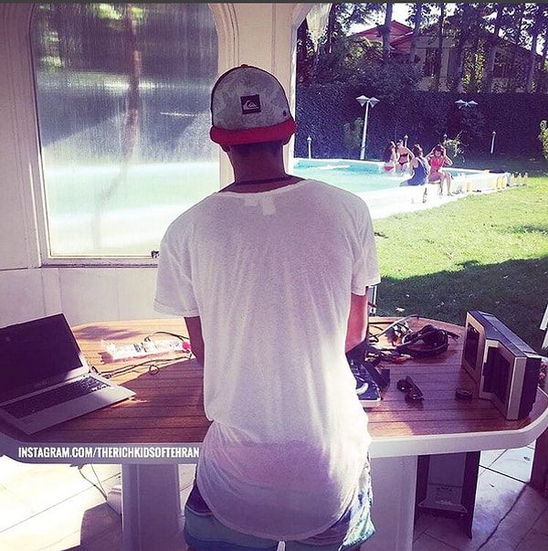 7. Попасть на такие "парти" довольно сложно. Здесь обязательно тебя должен знать кто-то, чья рекомендация имеет вес! Без этого просто никуда!