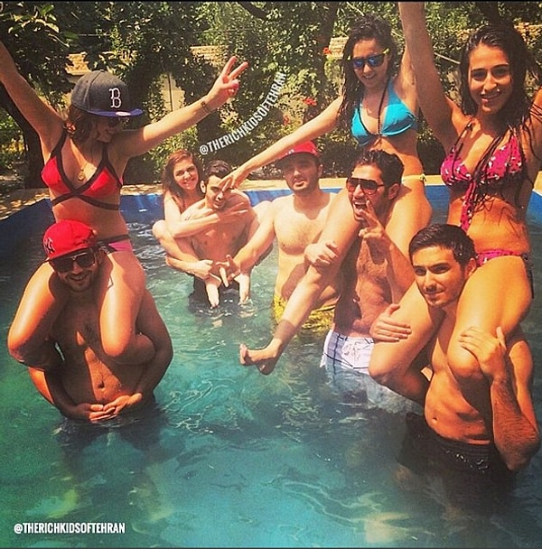 8. "Как же проходят иранские вечеринки, какая там царит атмосфера?" нас всех интересует этот вопрос! В первую очередь, это много народа, высокие стандарты, и чаще всего виллы с бассейном!