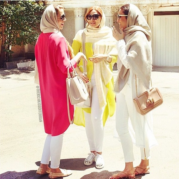 9. На такие парти, которые представляют собой ночной клуб, переехавший на время к владельцу дома, девушки приходят в длинных просторных туниках и рубашках. После небольшой проверки по домофону они заходят внутрь.