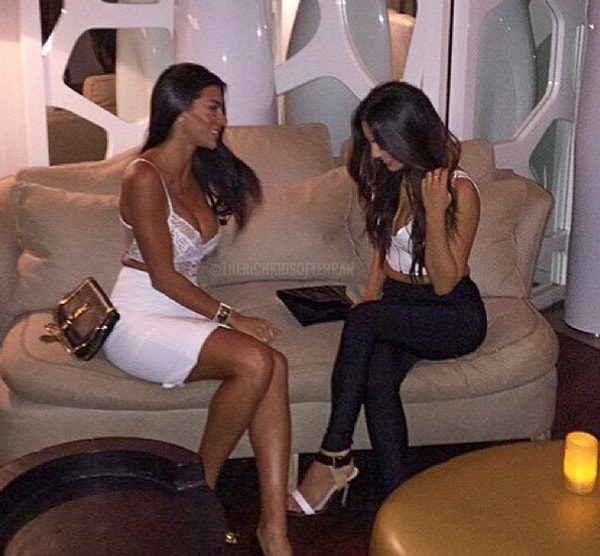 10. А внутри уже все совсем иначе!!! Девушки наконец освобождаются от мешковатых одежд до пола, которые они вынуждены носить дома и на улице. Теперь они готовы продемонстрировать всем свои платья с глубоким декольте, крашеные волосы и красивые тела.