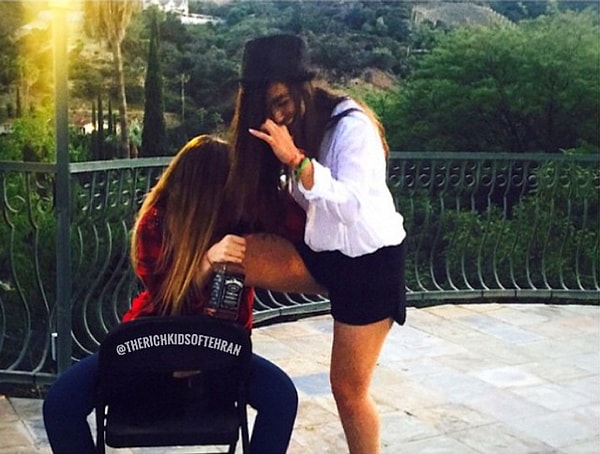 12. Далее в ход идет более дорогой алкоголь из США. Absolut, Jack Daniels ускоряют вечеринку! Громкая музыка, словно в ночном клубе, быстрые танцы и все этому сопутствующее имеет место быть!