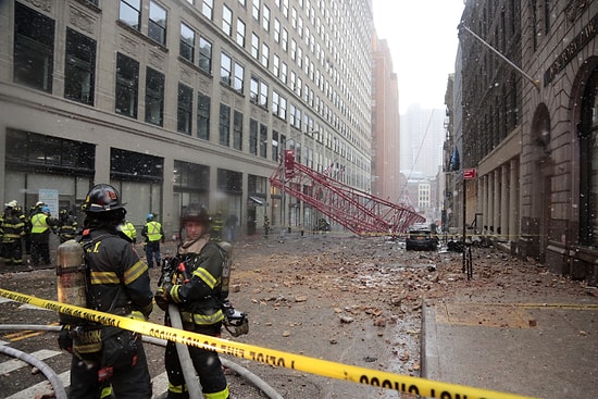 Manhattan'da Cadde Ortasına İnşaat Vinci Düştü: 1 Ölü, 2 Yaralı