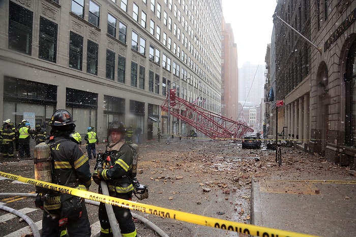 Manhattan'da Cadde Ortasına İnşaat Vinci Düştü: 1 Ölü, 2 Yaralı