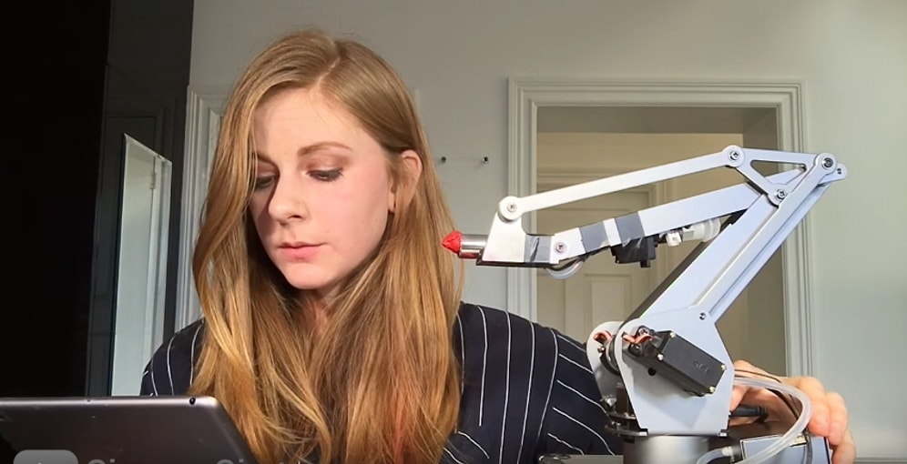 Makyaj Makinesi Hanımların Ayağına Geldi: Dünyanın En Kullanışsız Ruj Süren Robotu