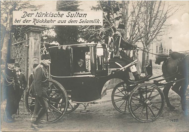 11. Selamlıktan dönen Sultan Reşat.