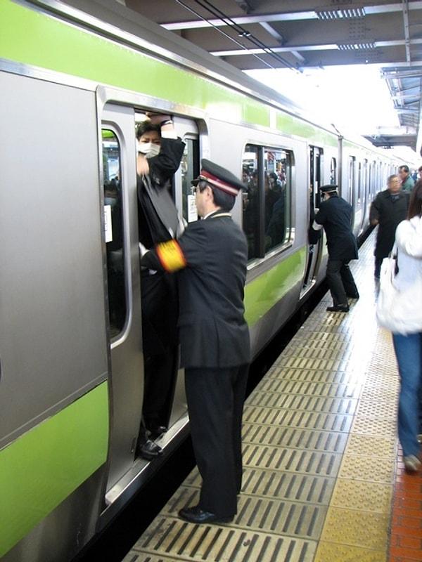 2. Japonya'da yoğun saatlerde insanları metroya sığmaları için ittiren görevlilere "Oshiya" adı veriliyor.