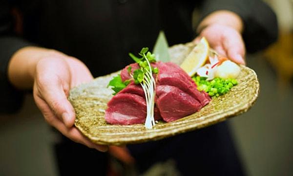 9. Çiğ at eti, Japonya'da popüler bir yiyecek.