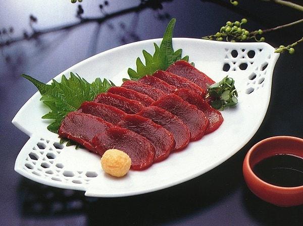 13. Yaygın inancın aksine, balina eti Japonya'da çok popüler bir yiyecek değil.