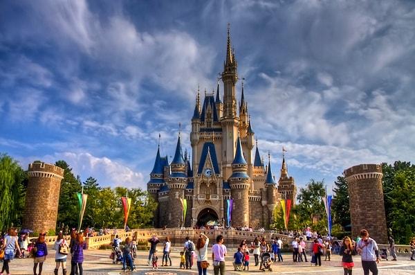 22. Tokyo'daki Disneyland, ABD dışındaki ilk Disney parkı. Burada 20.000 insan çalışıyor.