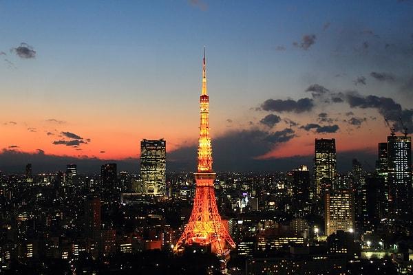 23. Tokyo Kulesi, Eyfel Kulesi'nden esinlenilerek inşa edilmiş. Kule, her 5 yılda bir boyanıyor.