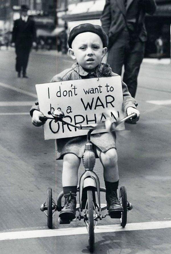 8. Boynunda "Savaş yetimi olmak istemiyorum." pankartı taşıyan 4 yaşındaki bir çocuk, 1940.