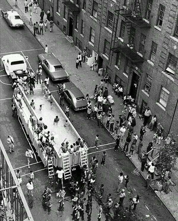 13. New York şehrinin toplamda beş tane olan gezici havuzlarından biri, 1970'ler.