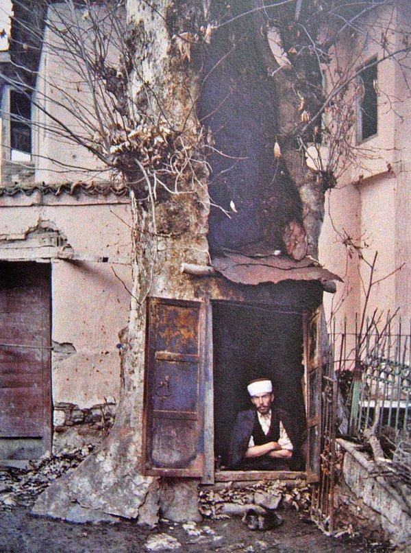 26. Geri çekilen Yunan kuvvetlerinin bütün evleri yakıp, tahrip etmesi sonrası görevini bırakmayan bir imam bir ağacın içine yaptığı barınakta görünürken, Alaşehir, 1923.