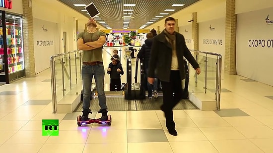 Hoverboard Üzerinde Alnında Tableti Dengede Tutan Adam Karizmayı Fena Çizdirdi