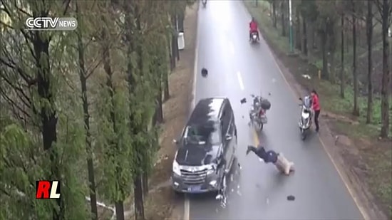 Dengesini Kaybedip Göğsüyle Arabaya Çarpan Şanssız Motorcu
