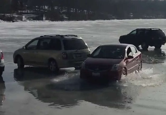 Neden Donmuş Bir Gölün Üzerine Araç Park Etmemeniz Gerektiğinin Kanıtı