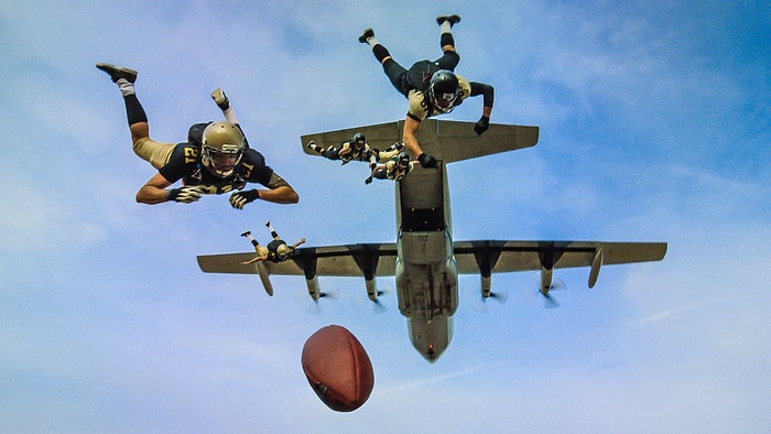 Dünyanın En Uzun Golü: Gökyüzünde Amerikan Futbolu Oynayıp Sahada Gol Attılar