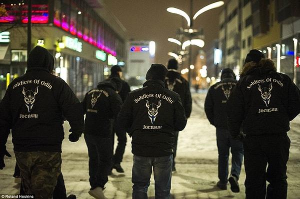 Tamamiyle göçmen karşıtı olan bu grup adını Finlandiya sokaklarında devriye atmaya başladığını ilan etmesiyle duyurdu.