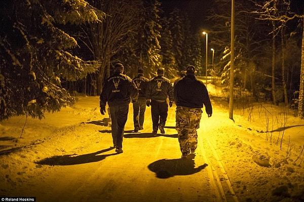 Çete geceleri Finlandiya sokaklarını göçmenler için adeta kabusa çevirmiş durumda.
