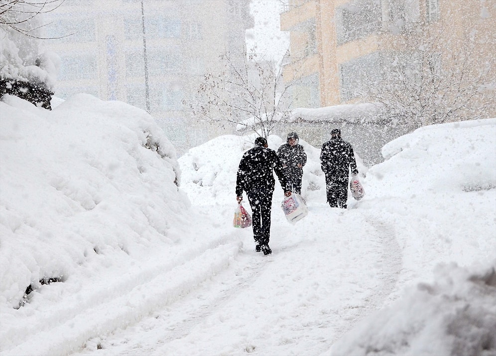 Çatıdan Düşen Kar ve Buz Sarkıtı Biri Çocuk İki Can Aldı