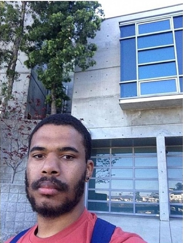 Молодой человек по имени Ральф Александр даже фотографировался у дома певицы, обещая убить её из ружья.