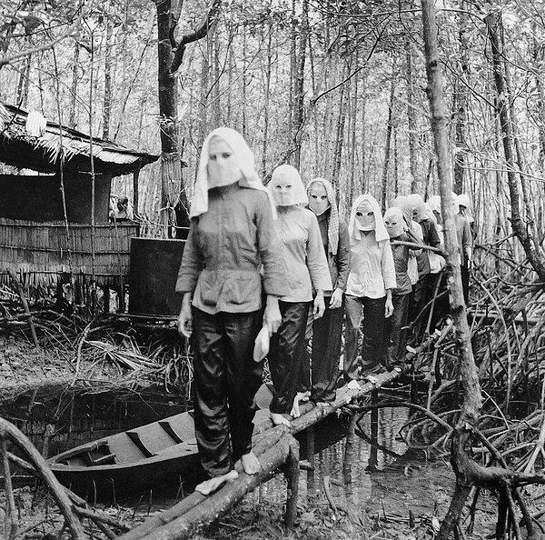 3. Nam Can Ormanı'nda buluşan aktivistler, esir düşme ve sorgulanma tehlikesine karşı kimliklerini birbirlerinden gizliyorlar. (1972)