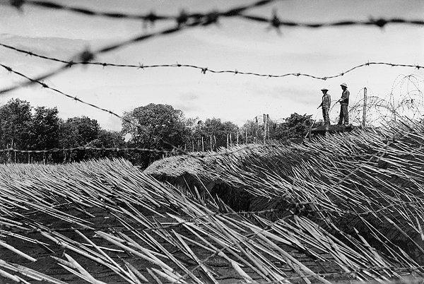 4. Gerillalar Vietnam-Kamboçya sınırındaki bir karakolu korurlarken. Etraflarında da birinin yaklaşmasını önlemek için kurulmuş zehirli bambu tuzakları bulunuyor. (1972)
