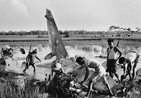 7. Milis kuvvetleri, düşen bir Amerikan uçağının enkazı arasında. (1972)