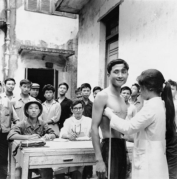 8. Askere alınacak gençler, Haiphong'da muayene sırasında. (1967)