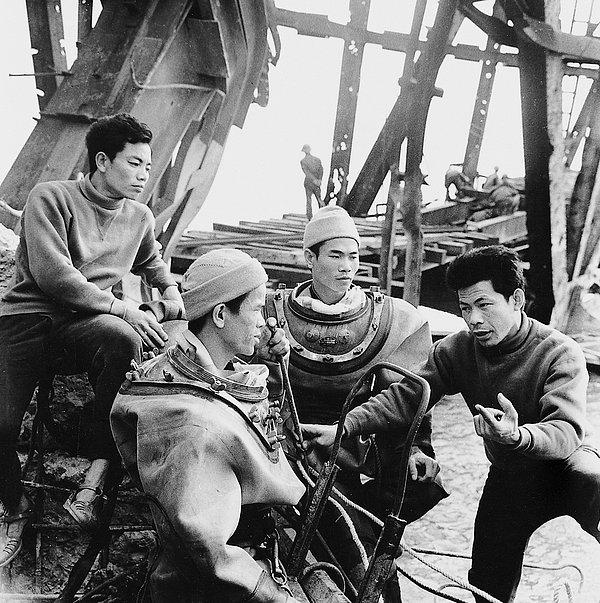 10. Vietnamlı inşaat işçileri, yıkılan Ham Rong Köprüsü'nün tamiri üzerine konuşurken. (1973)