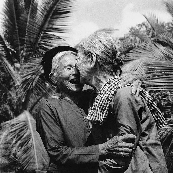 12. Kuzey ve Güney Vietnam'ın birleşmesini kutlayan yaşlı kadınlar. (1975)