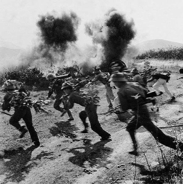 16. Kuzey Vietnam Ordusu askerleri, Güney Laos'ta düşmanla çarpışırken. (1972)