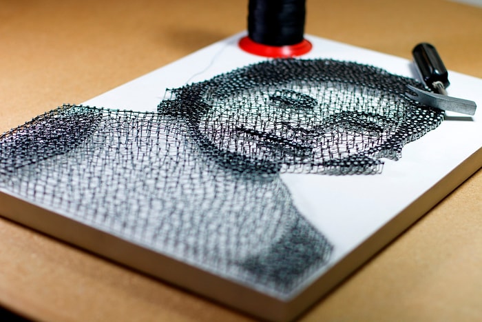 Çok Güzel Anneler Günü Hediyesi: 400'den Fazla Çivi İle Annesinin Portresini Yapan Genç