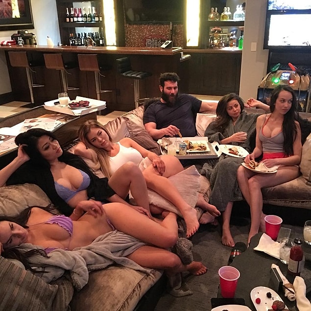Etrafında sayısız kadın bulunan Dan, onlarla geçirdiği zamanı Instagram hesabından paylaşmayı seviyor.