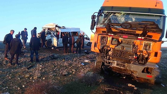 Öğrenci Servisi Tır'la Çarpıştı: 2'si Öğrenci 5 Ölü